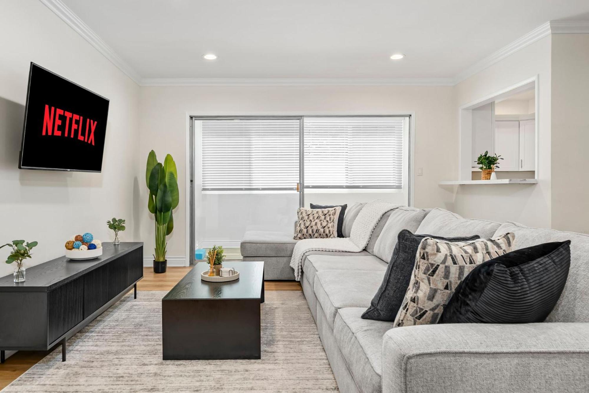 King Size Bed In Cozy, Modern Hollywood Place